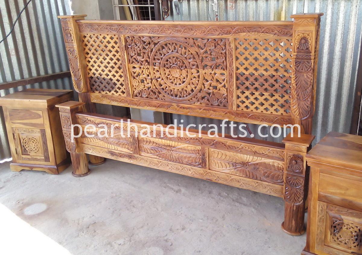 Lotus Solid Pillar Bed