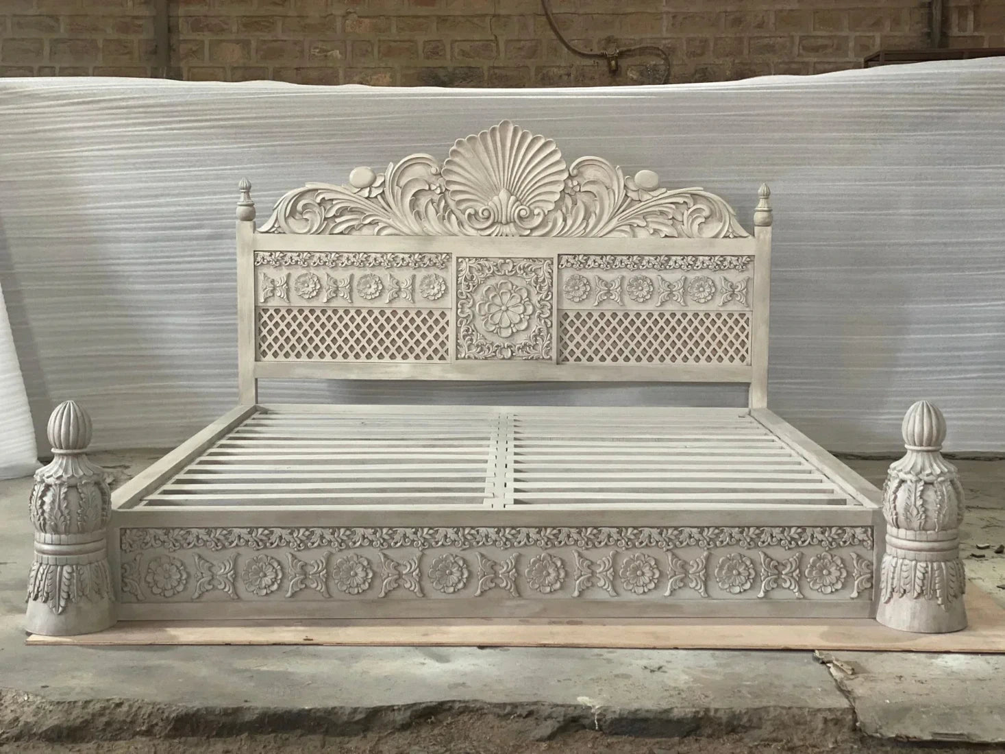 Heavy Carved Thick Pillar Bed 058