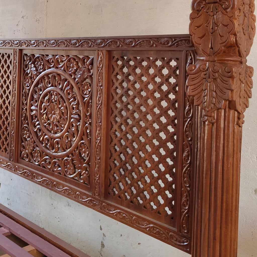 Canopy Bed with solid pillar